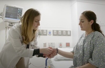 Кодирование Аквилонг в Сельце Врач держит пациентку за руку