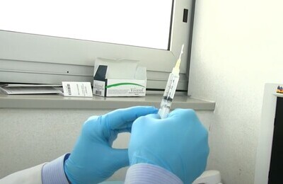 Проведение кодирования Вивитролом в Сельце Шприц с Вивитролом в руках у врача